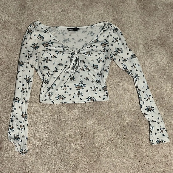 SHEIN Tops - size xs floral cropped long sleeve with ruched detail on chest